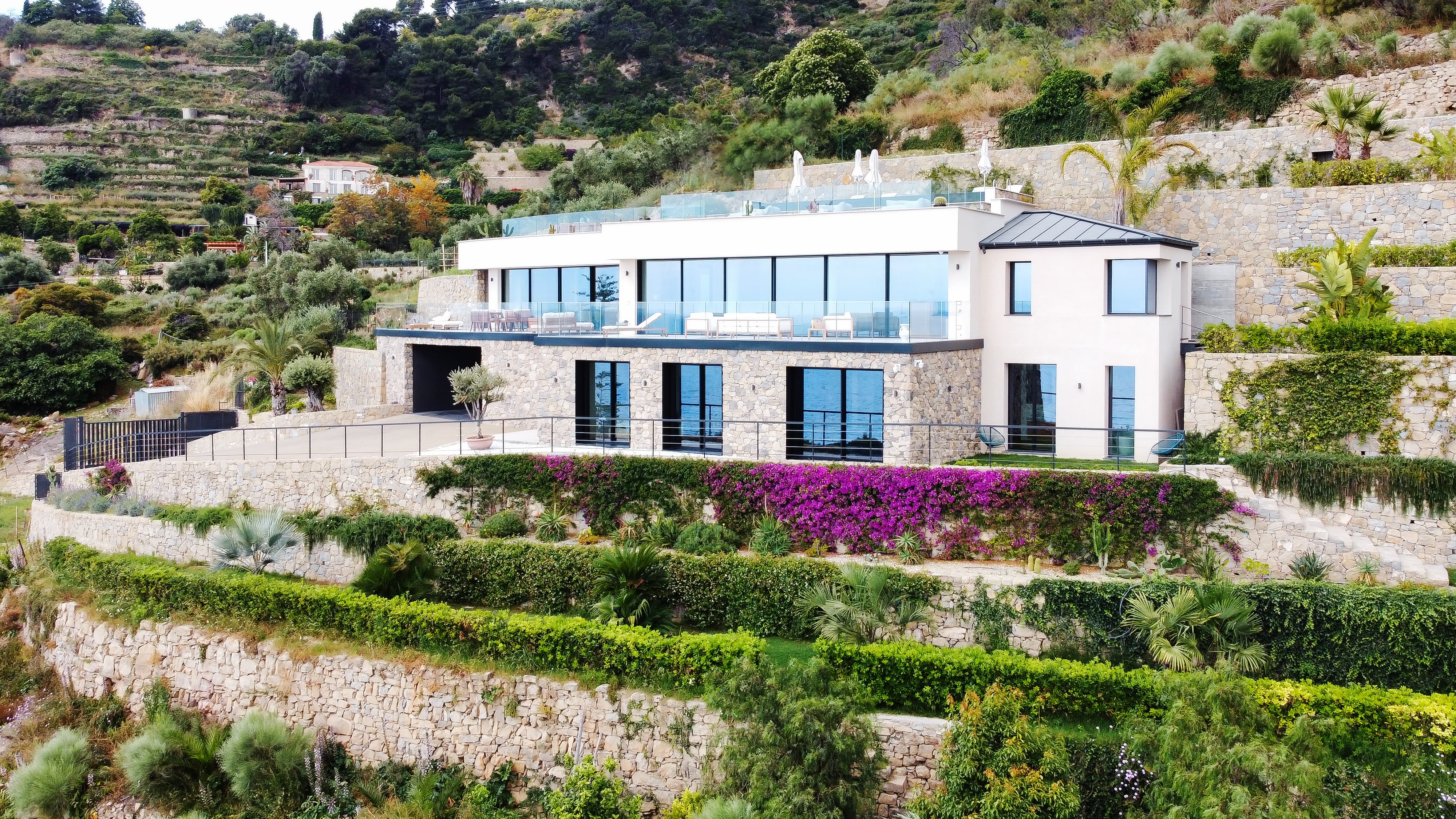 Vista drone della villa contemporanea a Bordighera
