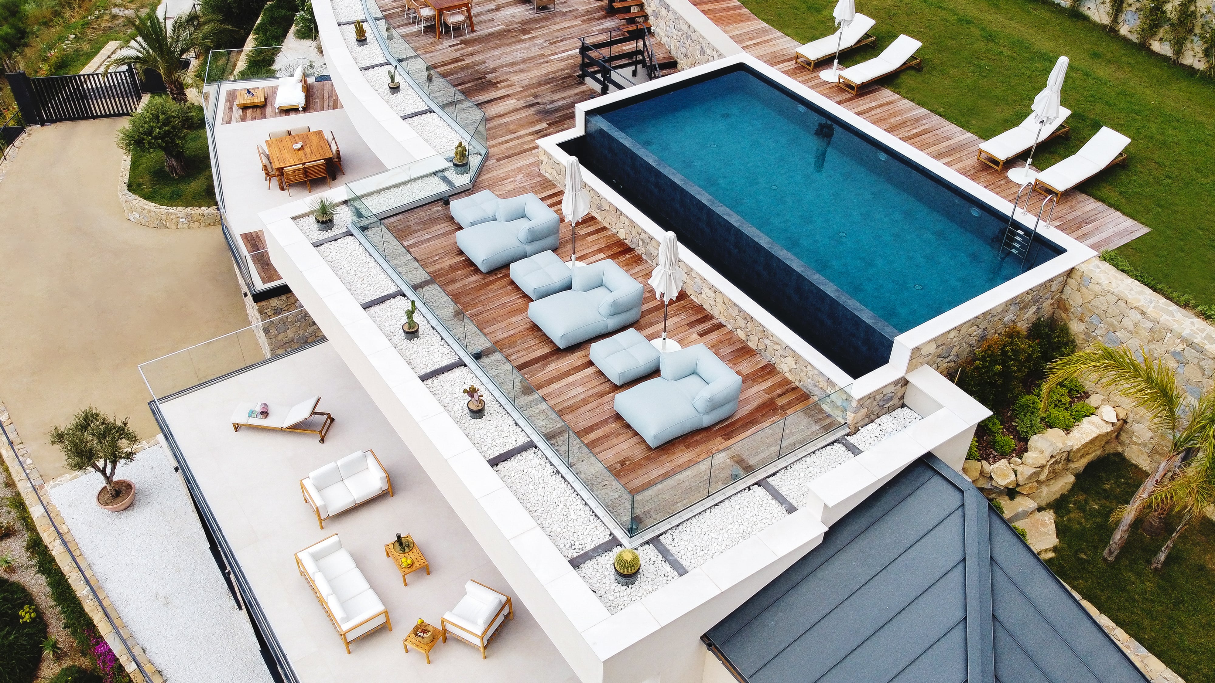 Piscina villa contemporanea a Bordighera